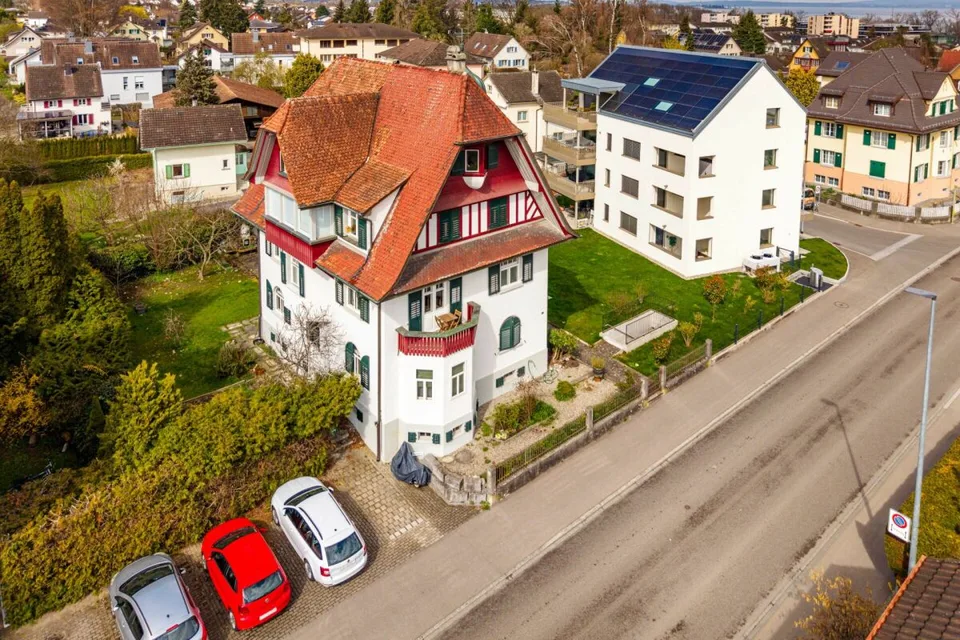 Edificio residenziale storico (COMPLETAMENTE AFFITTATO) con 4 appartamenti (in proprietà condominiale) e 5 posti auto sotterranei esterni