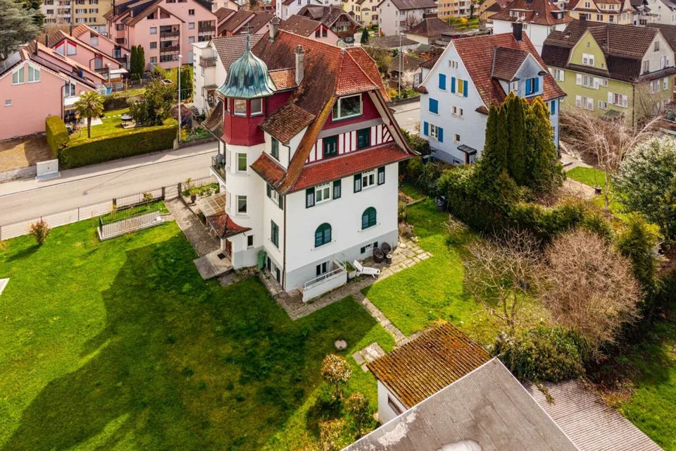 Edificio residenziale storico (COMPLETAMENTE AFFITTATO) con 4 appartamenti (in proprietà condominiale) e 5 posti auto sotterranei esterni