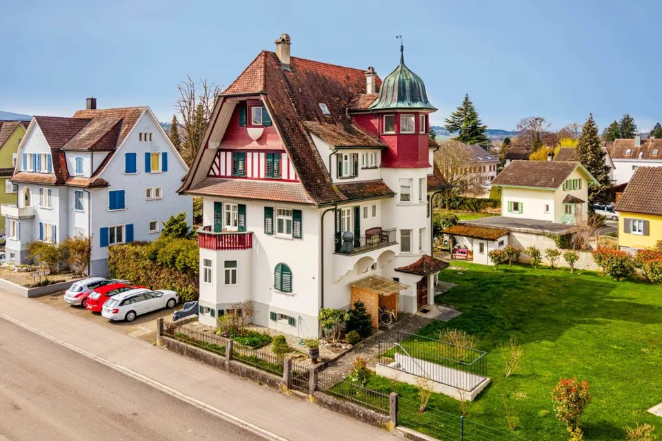 historisches Wohnhaus (VOLLVERMIETET) mit 4 Wohnungen (im Stockwerkeigentum) &amp; 5 externen Tiefgaragenplätzen