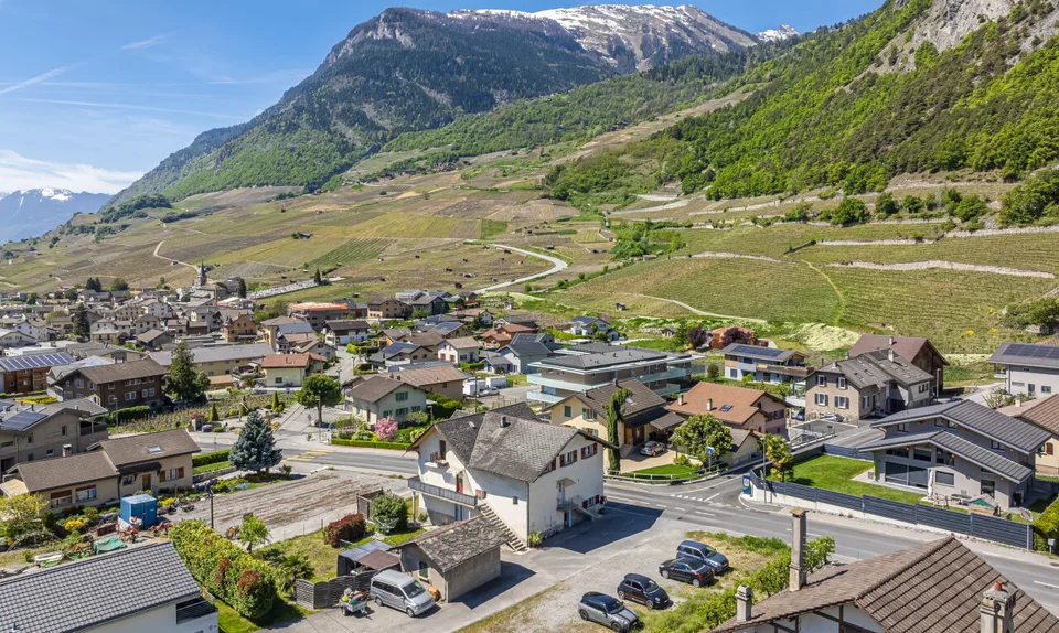 Opportunità Rara a Leytron: Casa di Villaggio con Molteplici Possibilità