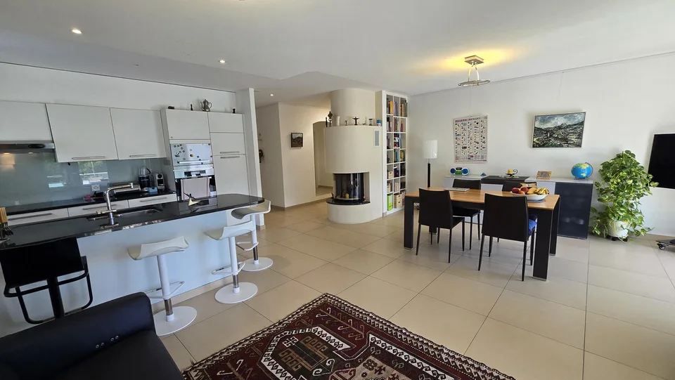 Appartement 4.5 pièces à Sion au 5ème et dernier étage au bord du Rhône: confortable, rafraichissant et unique.