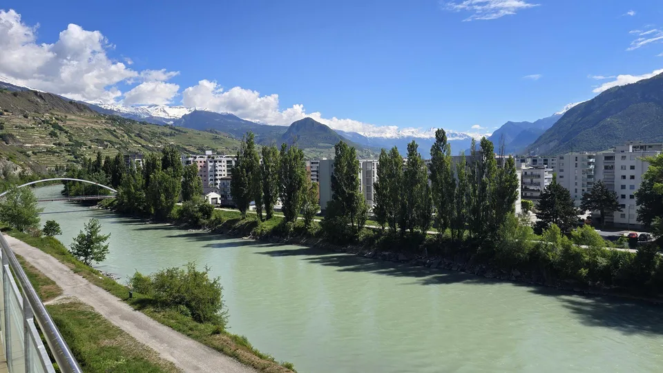 Appartement 4.5 pièces à Sion au 5ème et dernier étage au bord du Rhône: confortable, rafraichissant et unique.