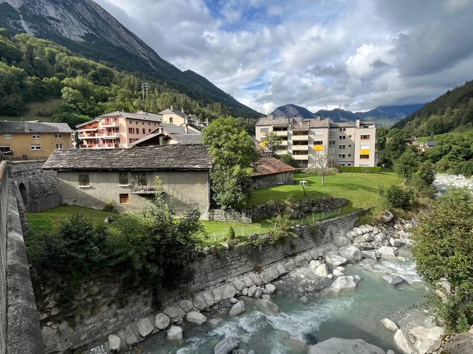 Im Herzen des Dorfes Orsières, Haus und Scheune zur Renovierung mit schöner Außenfläche