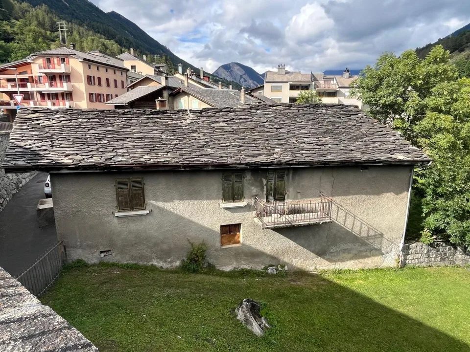 Im Herzen des Dorfes Orsières, Haus und Scheune zur Renovierung mit schöner Außenfläche