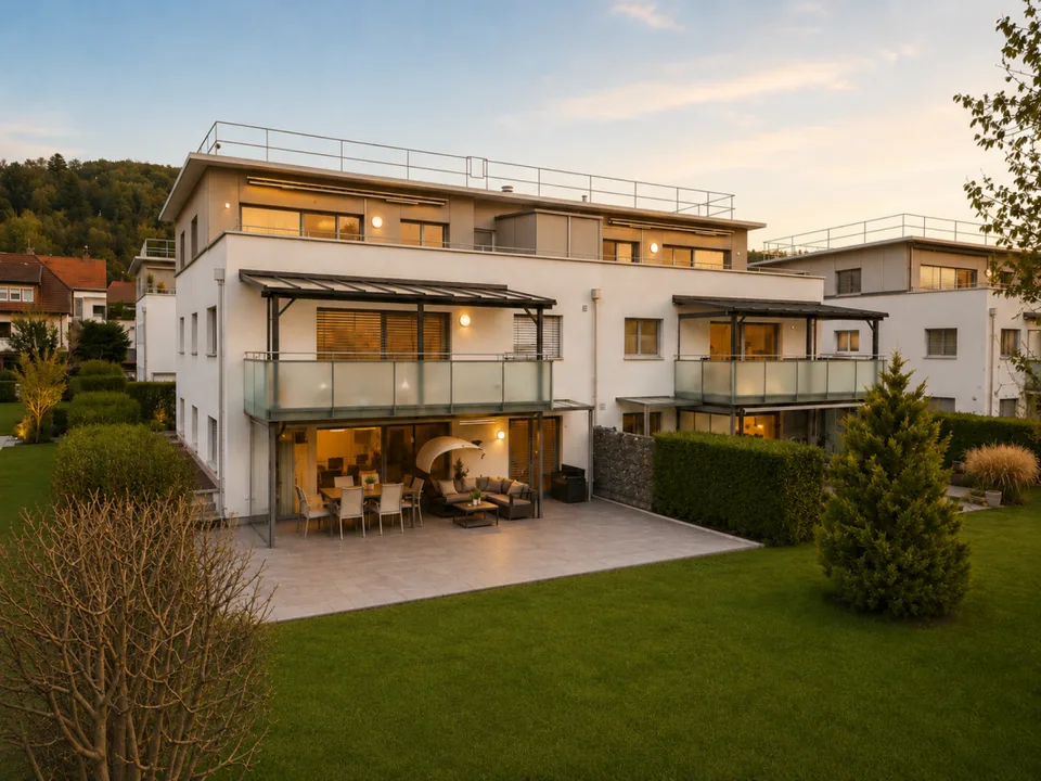 RESERVIERT! Exklusive Dachwohnung mit grosser Terrasse und Sicht auf den Golfplatz
