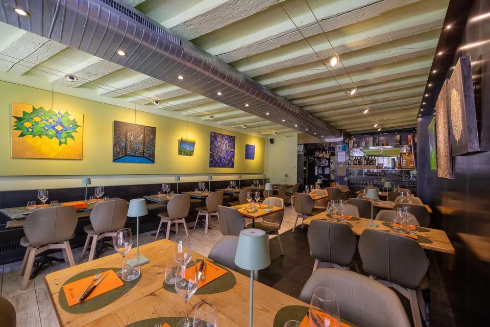 Restaurant réputé au coeur de la vieille ville - vente avec les murs