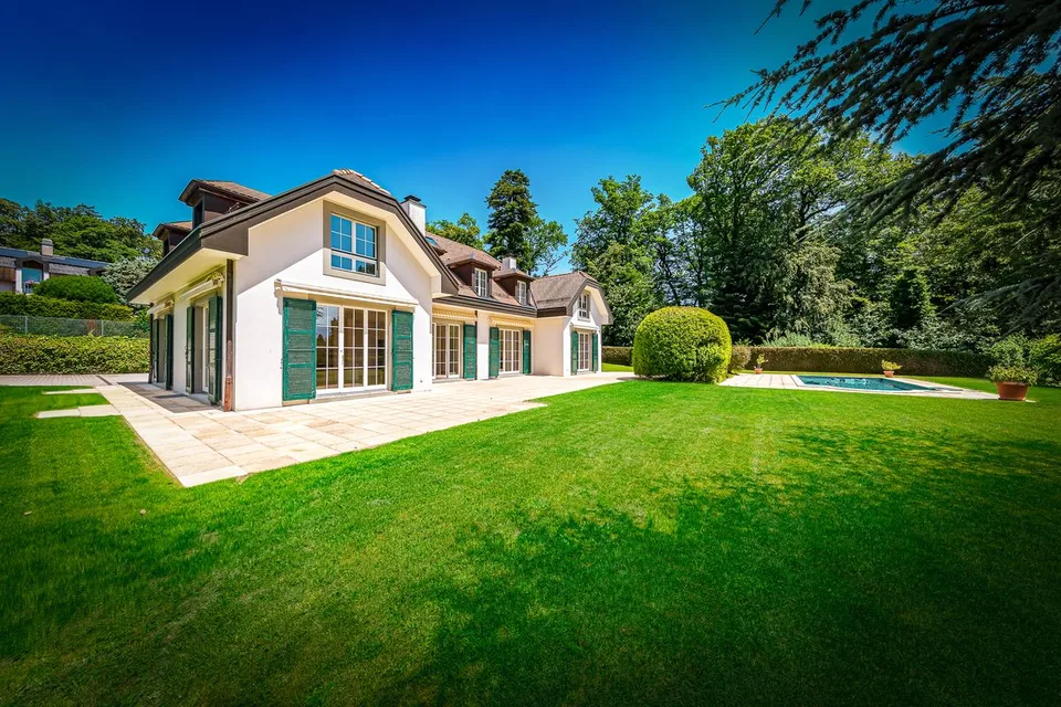 Magnifica proprietà familiare con piscina e ampio terreno