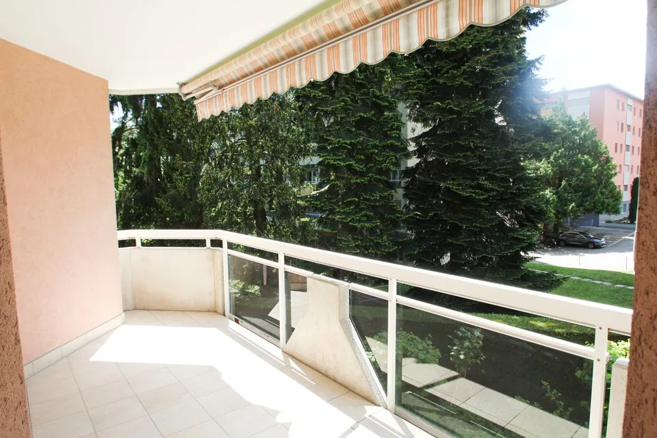 Appartamento di 4.5 locali, situato al 1° piano con balcone