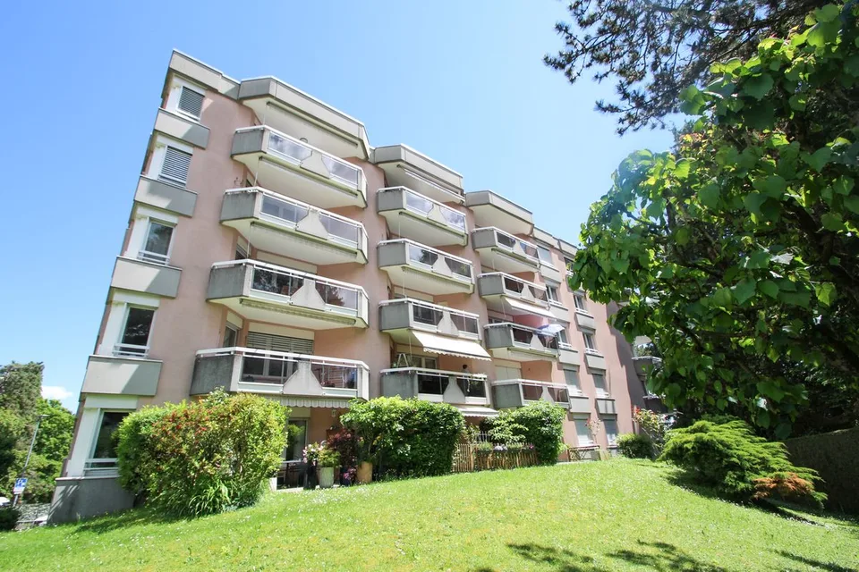 Appartamento di 4.5 locali, situato al 1° piano con balcone
