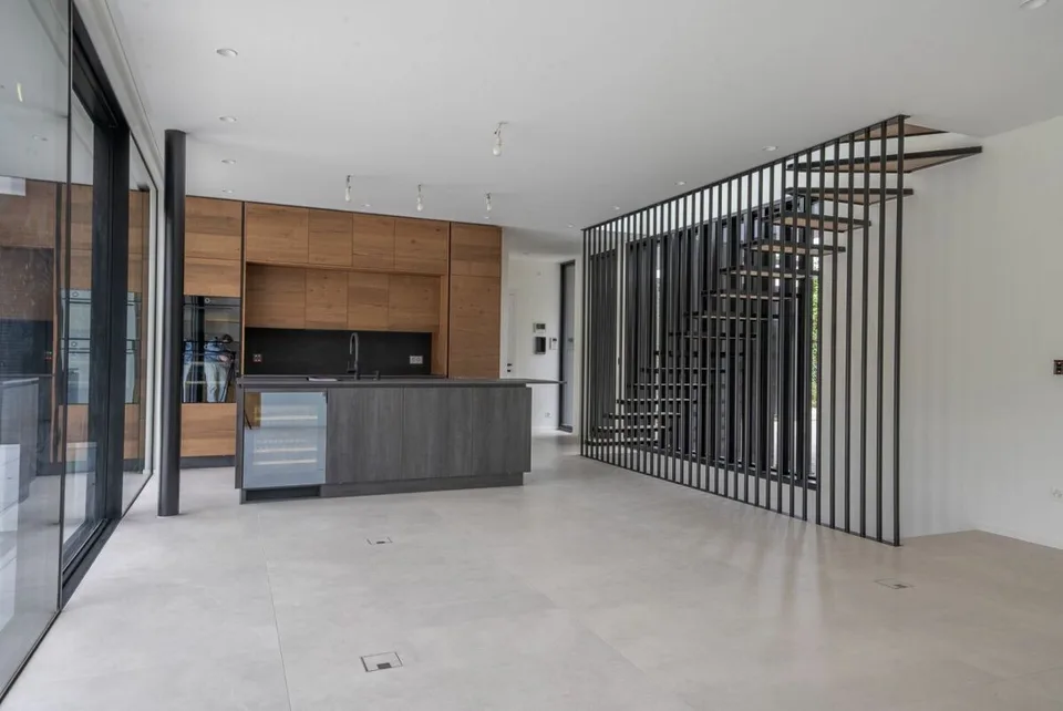 Zeitgenössische Luxusvilla, die in Licht getaucht ist, in einem Wohngebiet gelegen