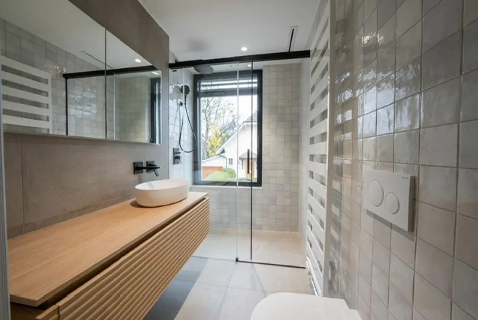 Zeitgenössische Luxusvilla, die in Licht getaucht ist, in einem Wohngebiet gelegen