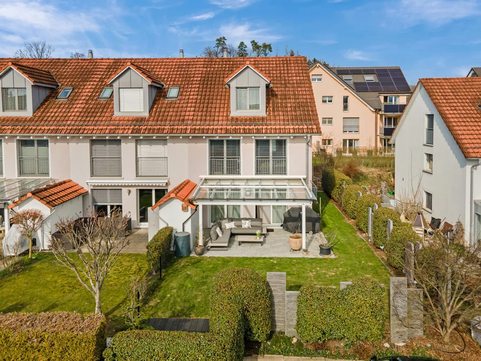 Sonniges und attraktives 5.5-Zimmer Eckhaus mit Garten und viel Raum für die Familie