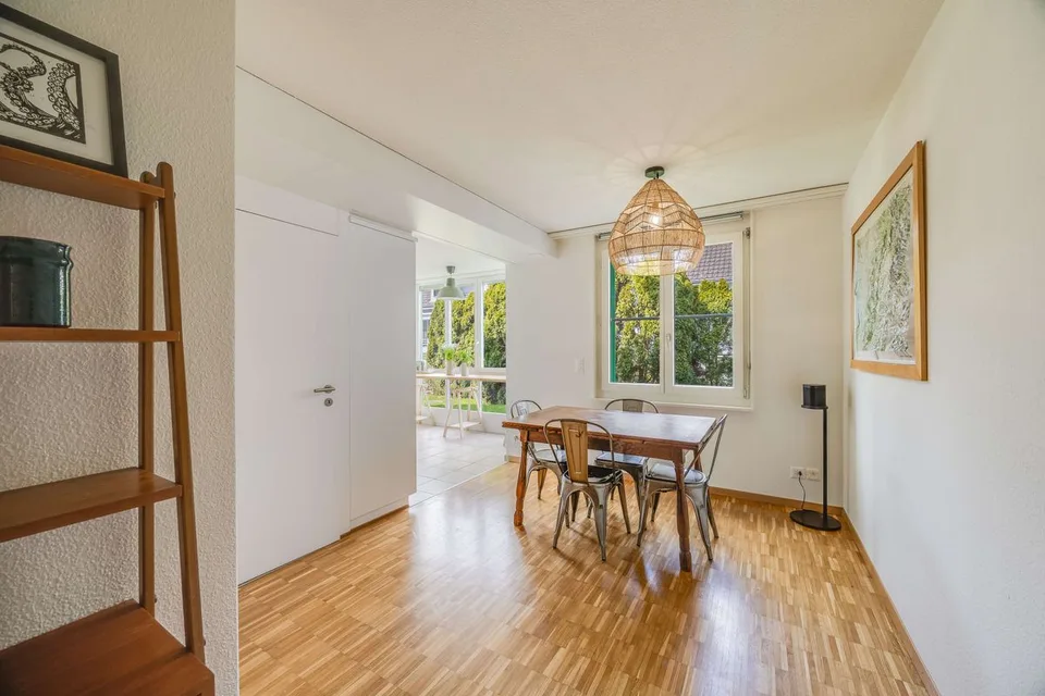 Spazioso appartamento con giardino di 3.5 locali con 108 m², tranquillità, sole e vicinanza al Lago di Zurigo