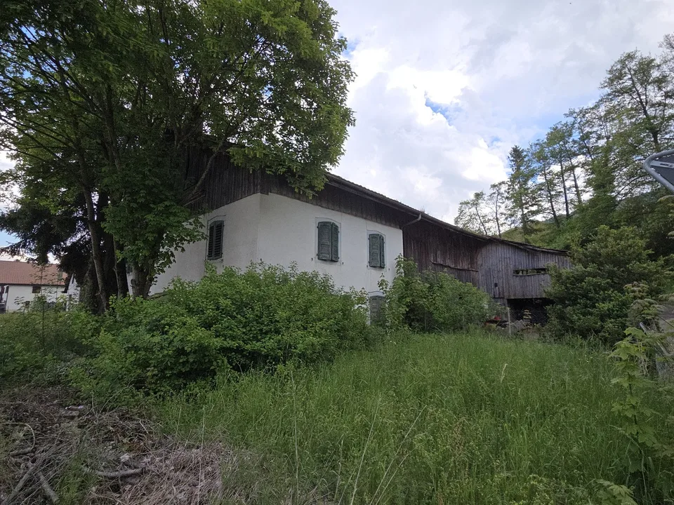 Los von zwei Gebäuden auf 2.583 m2 Bauland