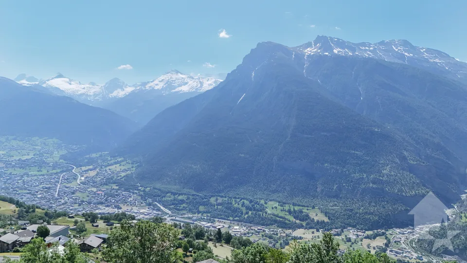 Terreno edificabile soleggiato per casa con 2 appartamenti