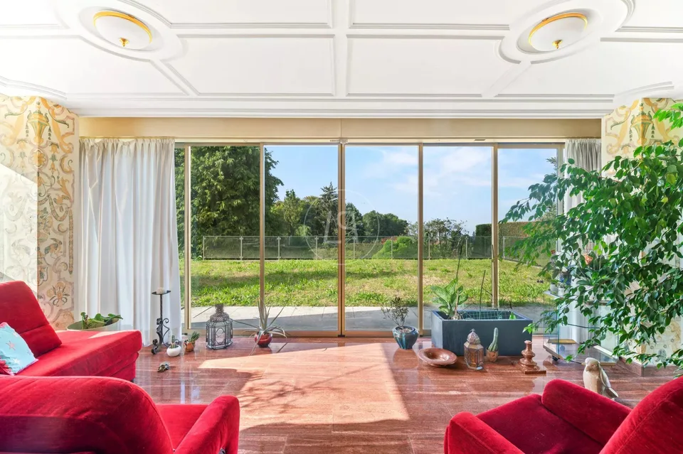 Proprietà affascinante da ristrutturare, vista e piscina interna a St-Légier – foto 8 di 13