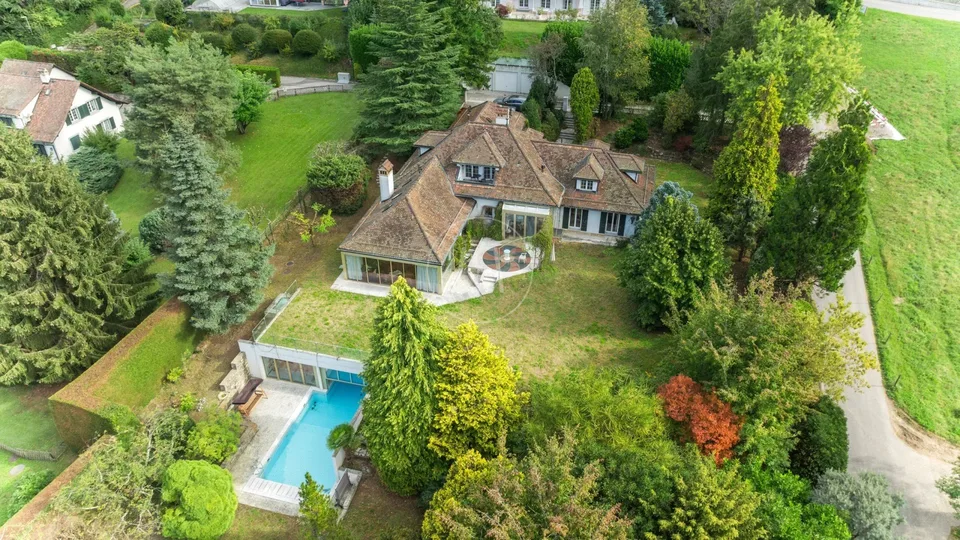 Proprietà affascinante da ristrutturare, vista e piscina interna a St-Légier