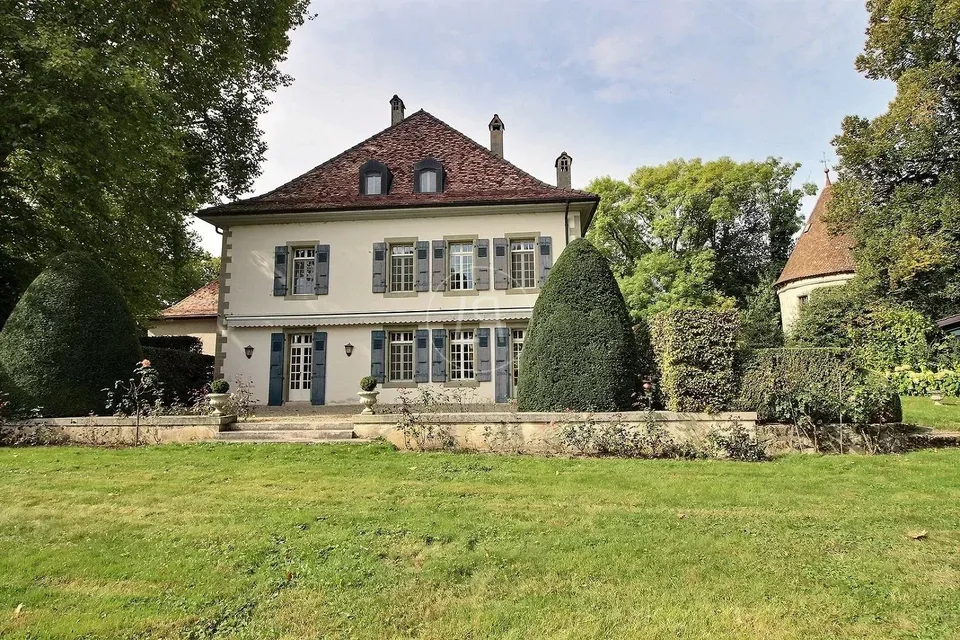 Wunderschönes Anwesen in einem Park mit Pool in der Nähe von Morges