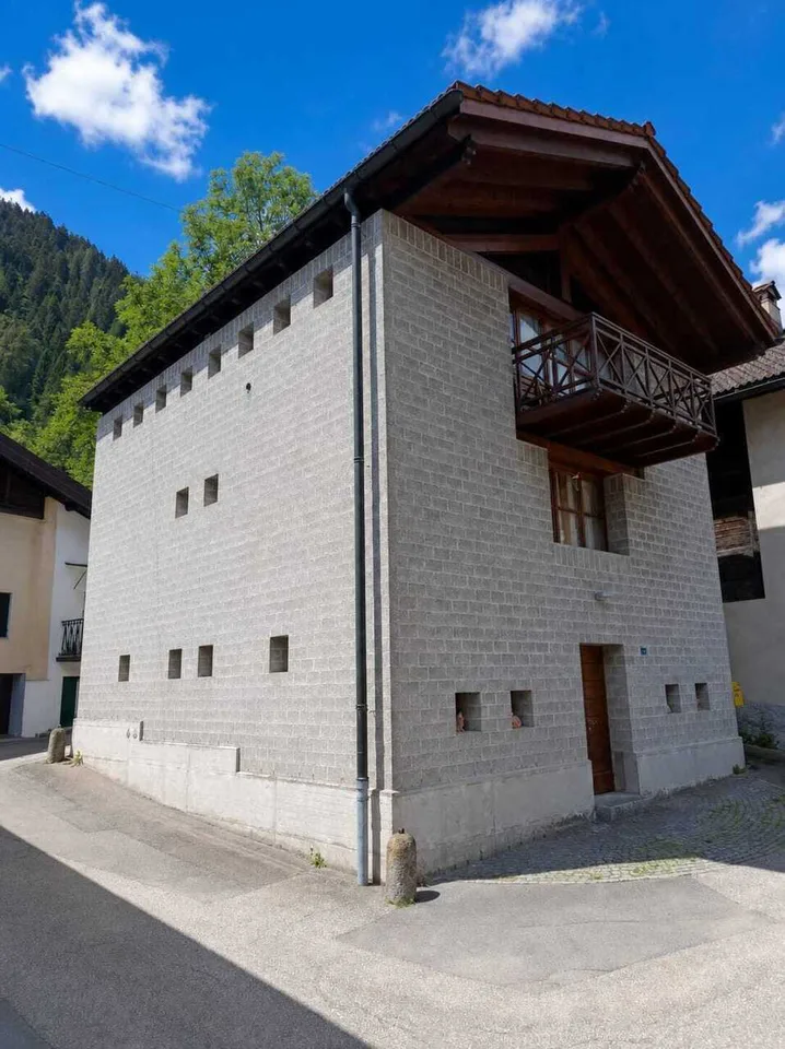 AMBRI – Vendiamo una casa unifamiliare nel centro storico del villaggio