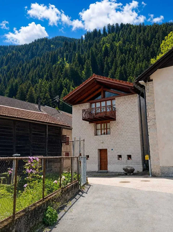 AMBRI – Vendiamo una casa unifamiliare nel centro storico del villaggio