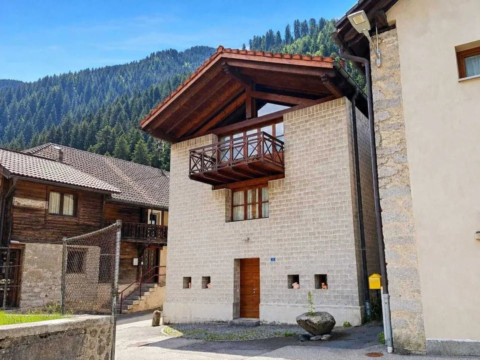 AMBRI – Wir verkaufen ein Einfamilienhaus im historischen Dorfkern