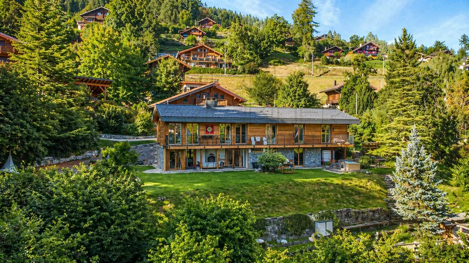 Rareté à Gryon - chalet rénové, vue Dents du Midi et grand jardin