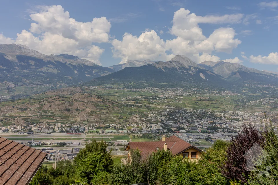 Grundstück und Gebäude zur Renovierung mit Genehmigung