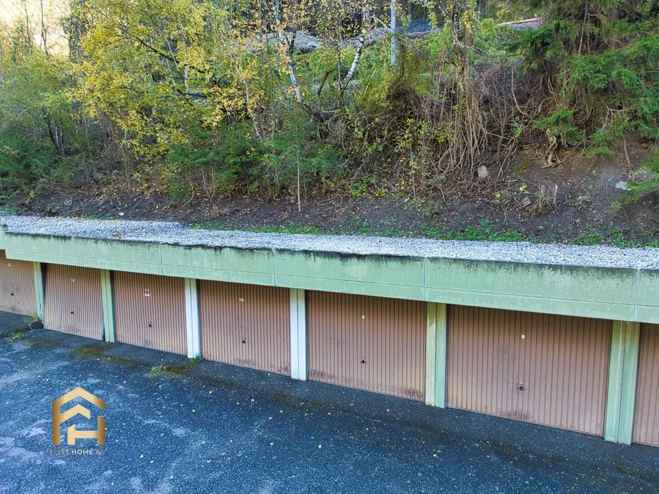 Box de garage pratique dans le meilleur emplacement au-dessus de la station de vallée de Betten