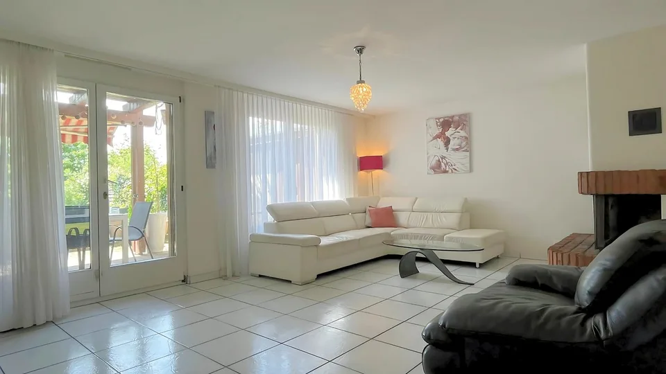 Casa a schiera angolare con spazio commerciale - Vivere e lavorare sotto lo stesso tetto