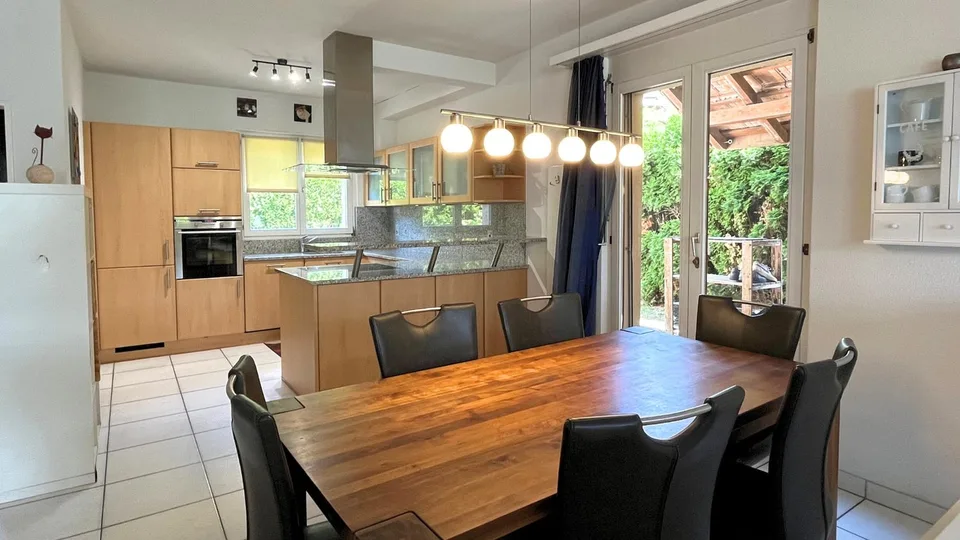 Casa a schiera angolare con spazio commerciale - Vivere e lavorare sotto lo stesso tetto