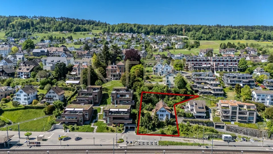 Riservato: Elegante casa unifamiliare indipendente di 6,5 locali con terreno di 981 m², vista lago e potenziale di sviluppo a Oberrieden