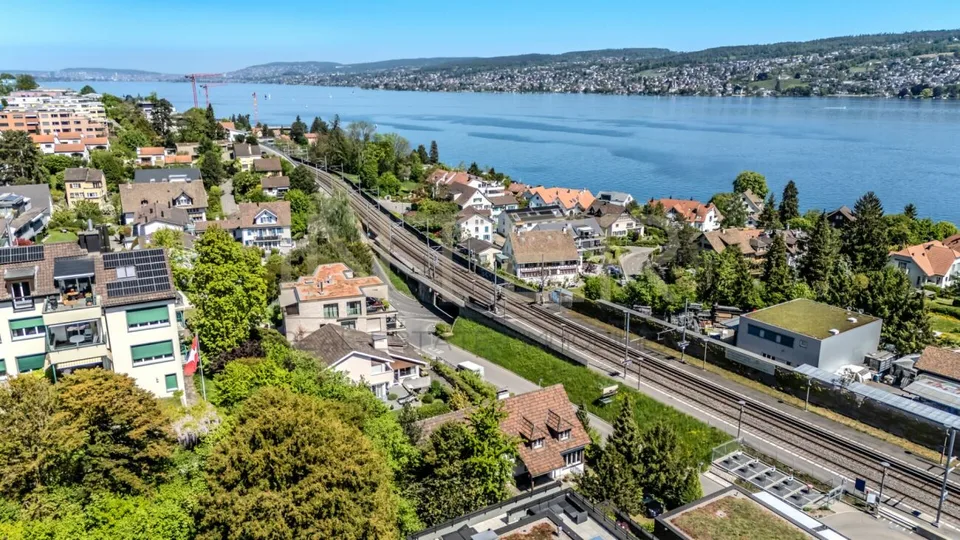 Riservato: Elegante casa unifamiliare indipendente di 6,5 locali con terreno di 981 m², vista lago e potenziale di sviluppo a Oberrieden