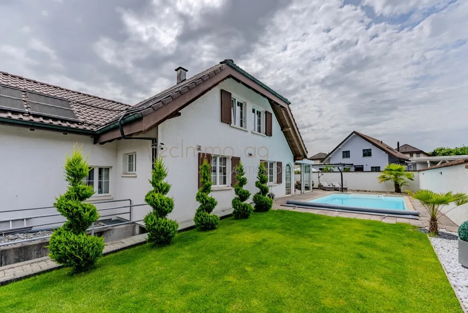 Familienparadies mit Pool, Wintergarten und viel Privatsphäre
