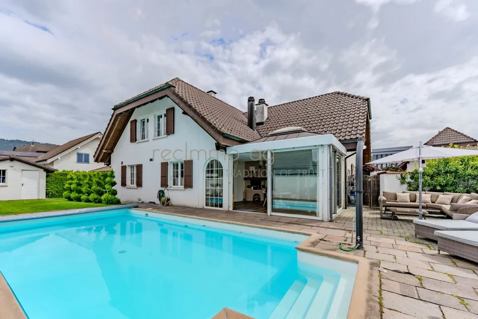Familienparadies mit Pool, Wintergarten und viel Privatsphäre