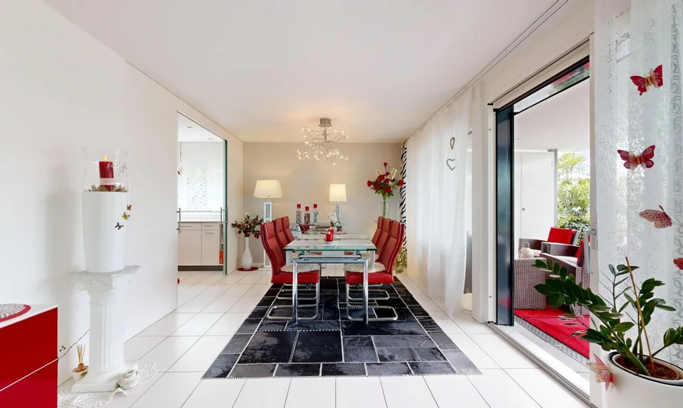 Grosszügige 4.5 Zimmer-Terrassenwohnung mit zusätzlichem Disporaum