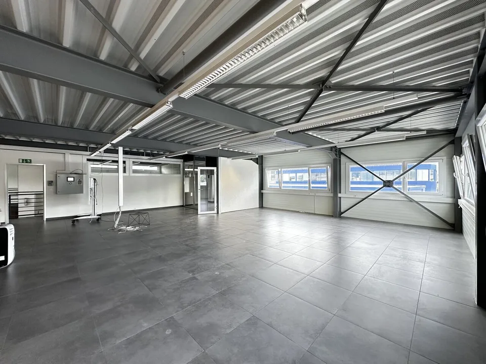 In vendita edificio con laboratori e uffici a Delémont