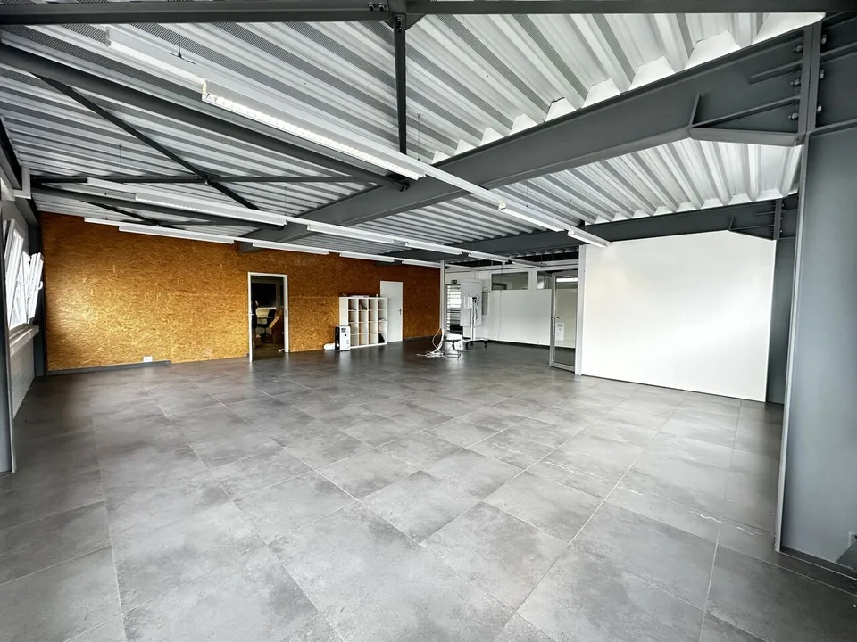 In vendita edificio con laboratori e uffici a Delémont