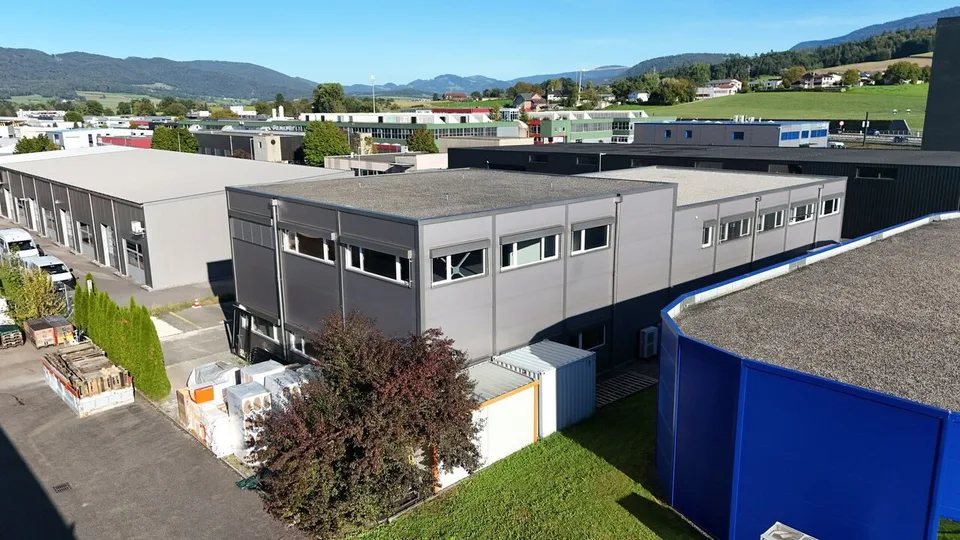In vendita edificio con laboratori e uffici a Delémont