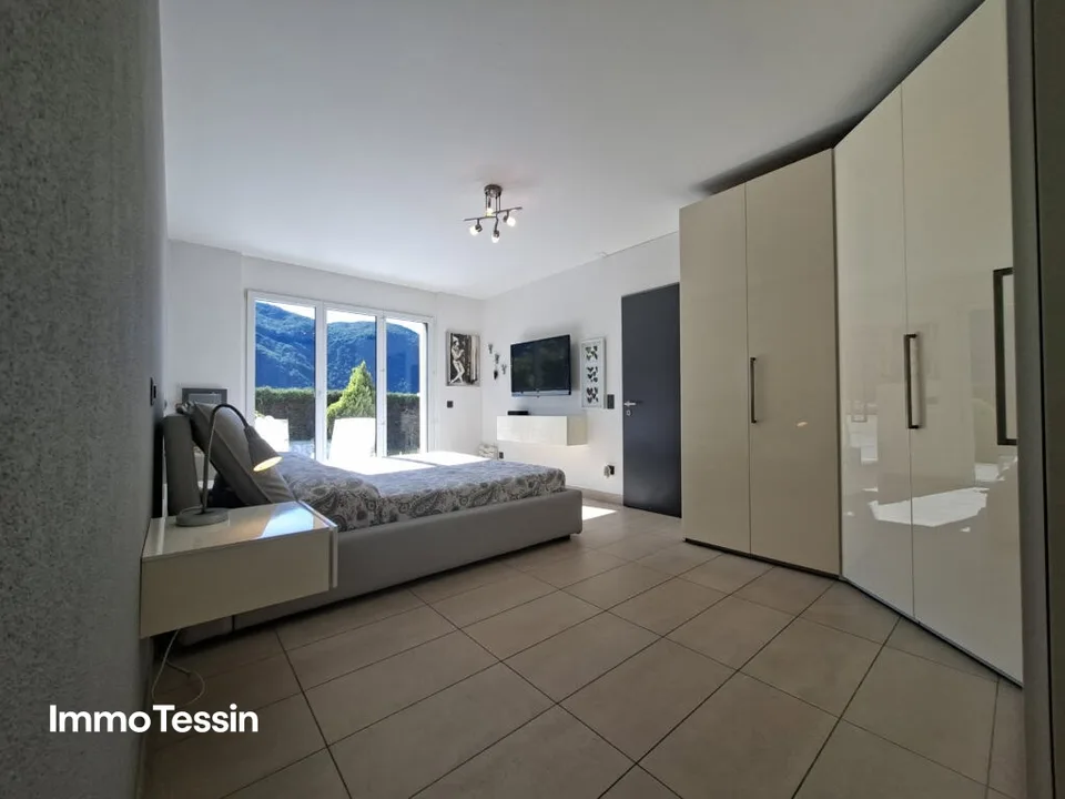 Elegantes Haus mit traumhafter 180 Seesicht auf den Lago di Lugano an wunderschöner Lage mit Garten und mehreren Parkmöglichkeiten