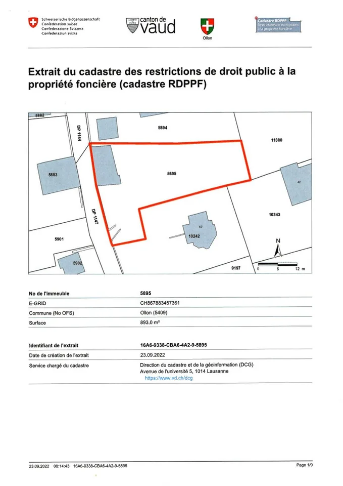 Terrain à bâtir de 893 m² à Ollon, avec couvert pour deux voiture et rural désafecté.
