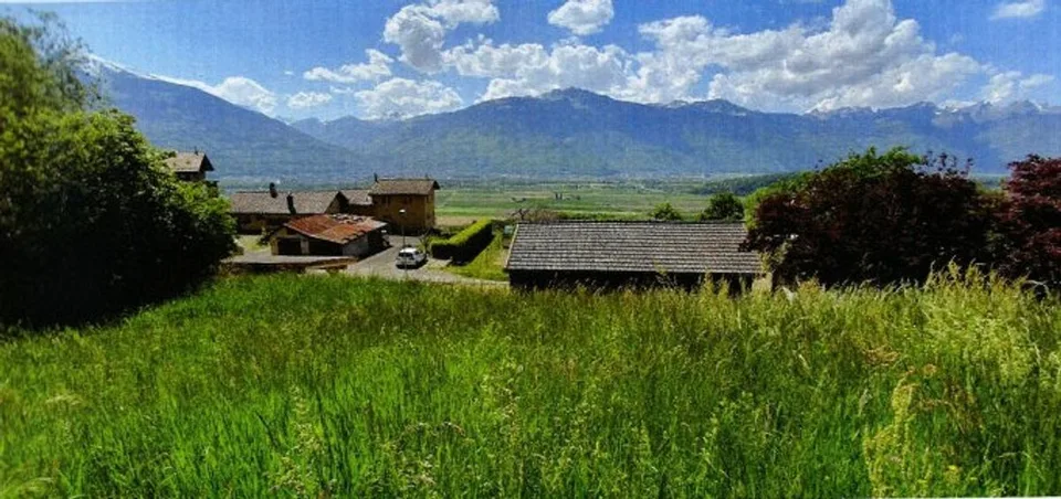 Terreno edificabile di 893 m² a Ollon, con posto auto coperto per due auto e edificio rurale dismesso.