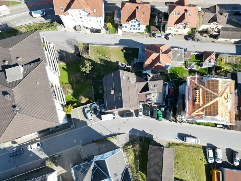 Älteres Mehrfamilienhaus mit Werkstatt an bevorzugter Lage