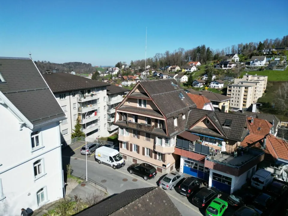 Älteres Mehrfamilienhaus mit Werkstatt an bevorzugter Lage