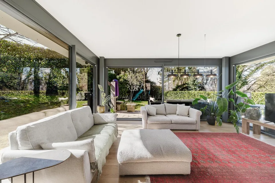 Anières | Superbe villa familiale contemporaine wird zu "Anières | Superbe Villa für die Familie im contemporary Stil" übersetzt, aber um den Titel besser zu übersetzen: Anières | Schöne moderne Familienvilla