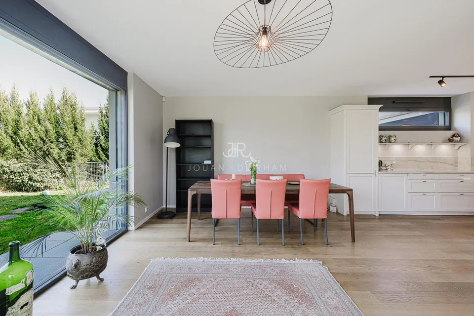 Anières | Superbe villa familiale contemporaine wird zu "Anières | Superbe Villa für die Familie im contemporary Stil" übersetzt, aber um den Titel besser zu übersetzen: Anières | Schöne moderne Familienvilla