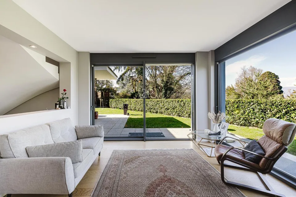 Anières | Superbe villa familiale contemporaine wird zu "Anières | Superbe Villa für die Familie im contemporary Stil" übersetzt, aber um den Titel besser zu übersetzen: Anières | Schöne moderne Familienvilla