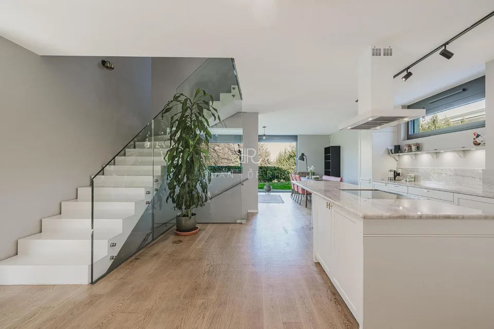 Anières | Superbe villa familiale contemporaine wird zu "Anières | Superbe Villa für die Familie im contemporary Stil" übersetzt, aber um den Titel besser zu übersetzen: Anières | Schöne moderne Familienvilla