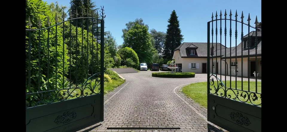 Zu verkaufen, Herrenhaus, 2 Nebenwohnungen
