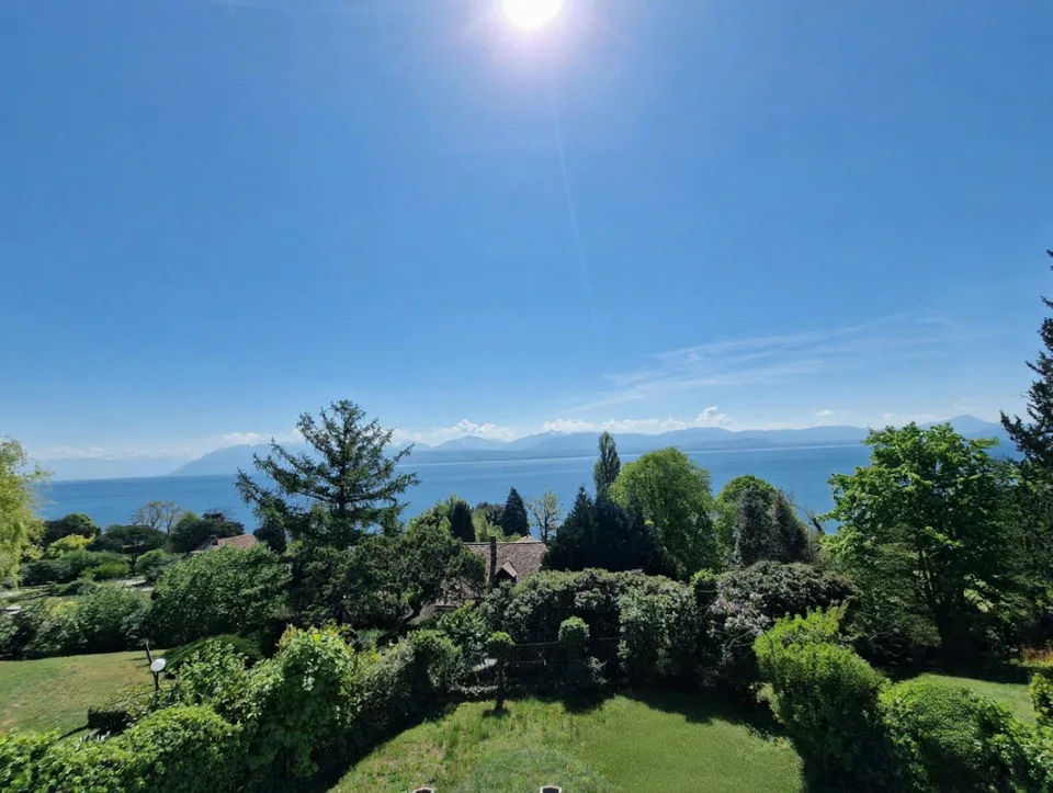 In esclusiva, Abby Bryand immobiliare: Magnifica casa con vista lago a Buchillon