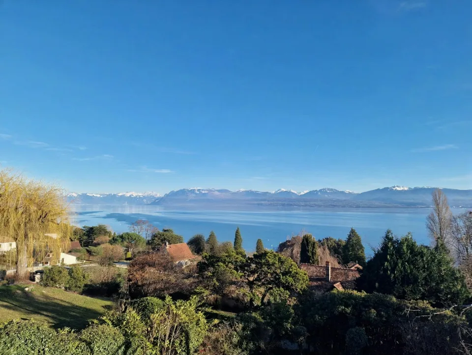 In esclusiva, Abby Bryand immobiliare: Magnifica casa con vista lago a Buchillon
